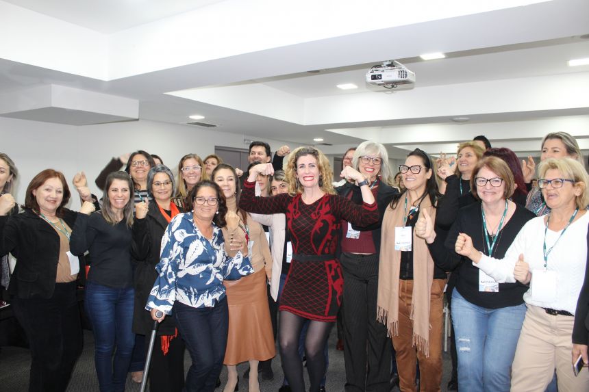 Fórum reúne mais de 100 mulheres para discutir participação feminina na política