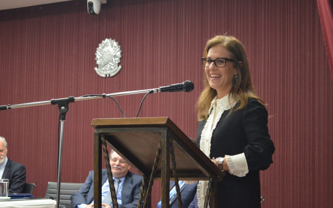 Momento é de resistir às reações do parlamento contra a ampliação da participação feminina na política, diz Luciana Lossio, na posse do Iprade