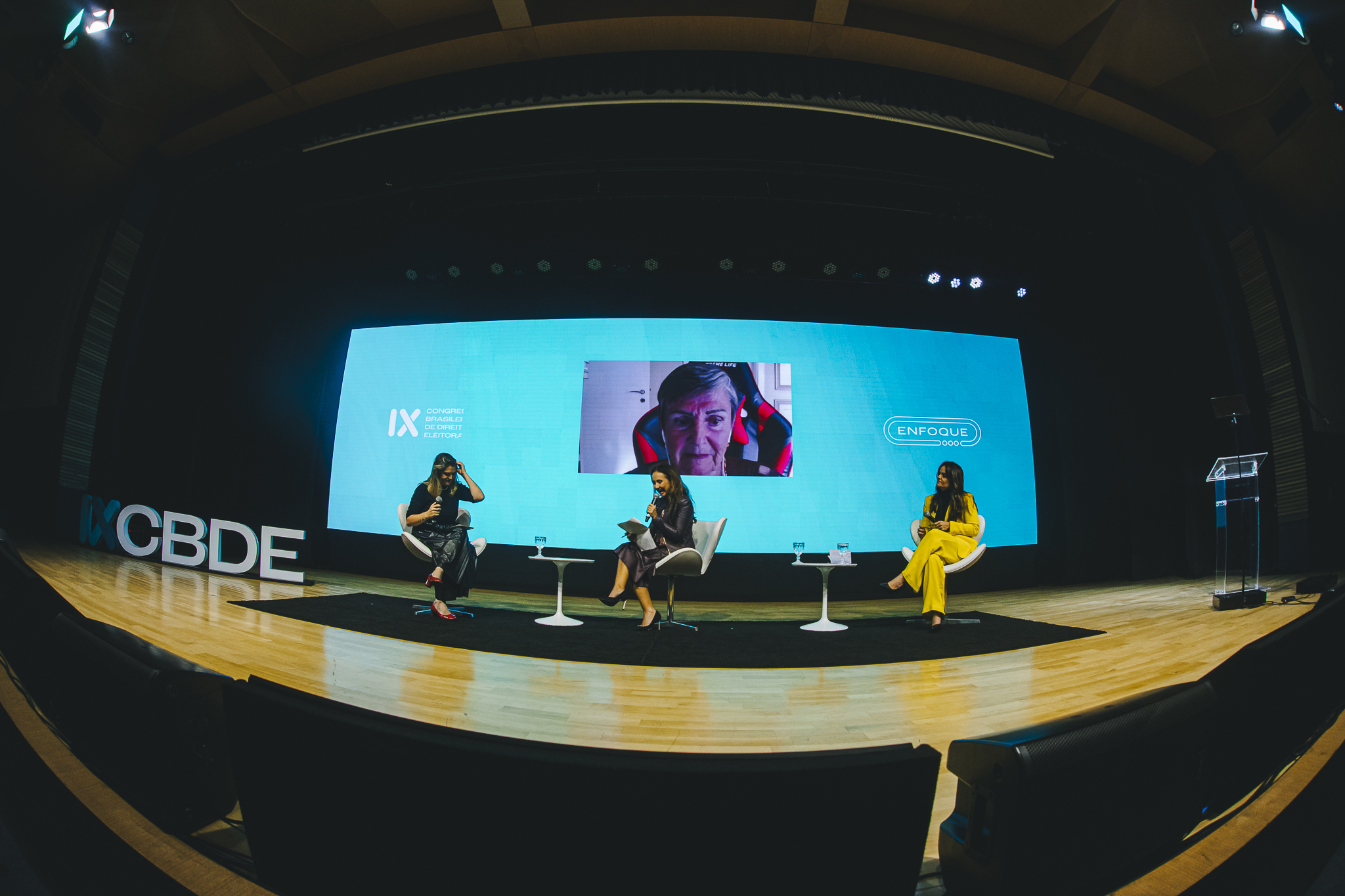 Igualdade de gênero na política é questionada em painel 100% feminino