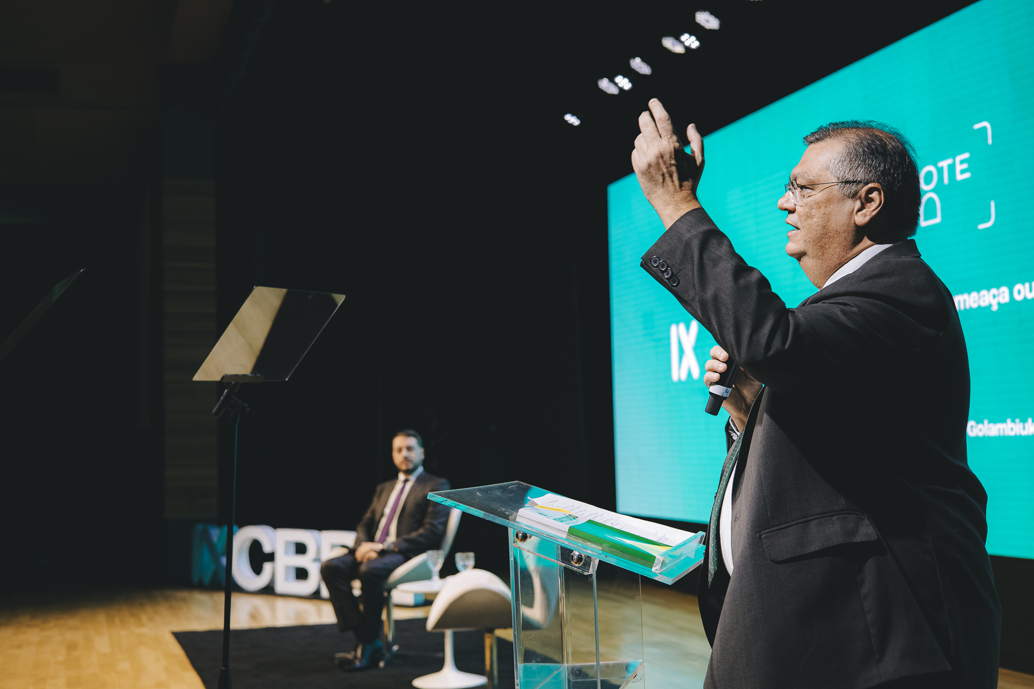 Flavio Dino fala no CBDE sobre ameaças à democracia