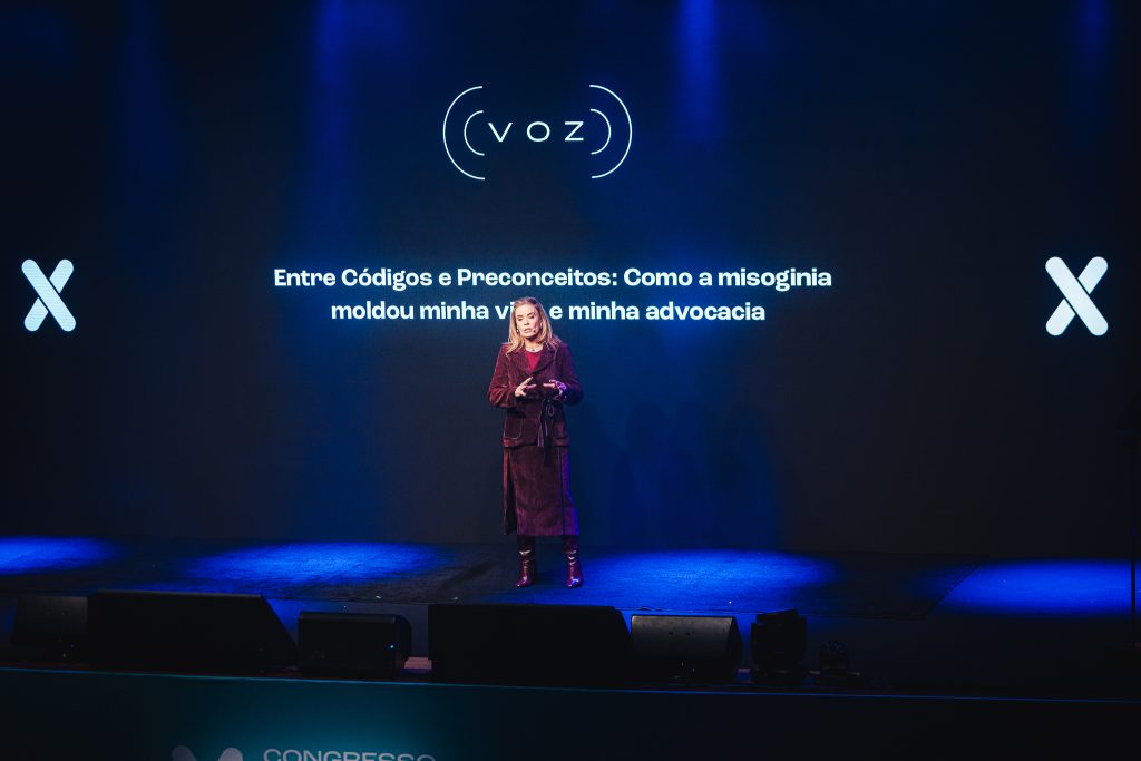 O mundo evolui, mas o machismo continua trabalhando por fax, alerta Carla Karpstein